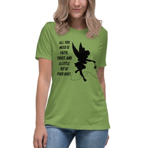 Op de afbeelding: Groen T-shirt met een zwart silhouet van Tinkerbell en de tekst "Alles wat je nodig hebt is geloof, vertrouwen en een beetje pixie dust."