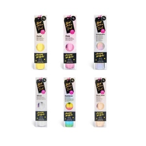 Op de afbeelding: Een verzameling warmte-actieve folierollen in verschillende kleuren, waaronder goud, roze, holografisch, zilver, regenboog en roségoud. Elke rol is verpakt in een transparante plastic hoes met een zwart label met "Heat Active Foil".
