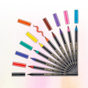 Op de afbeelding: Een verzameling Edding 1340 brush pennen in diverse kleuren, waaronder rood, oranje, geel, groen, blauw, paars en roze. De pennen zijn zwart met gouden letters en hebben bijpassende gekleurde doppen. Een enkele oranje penseelstreek is zichtbaar.