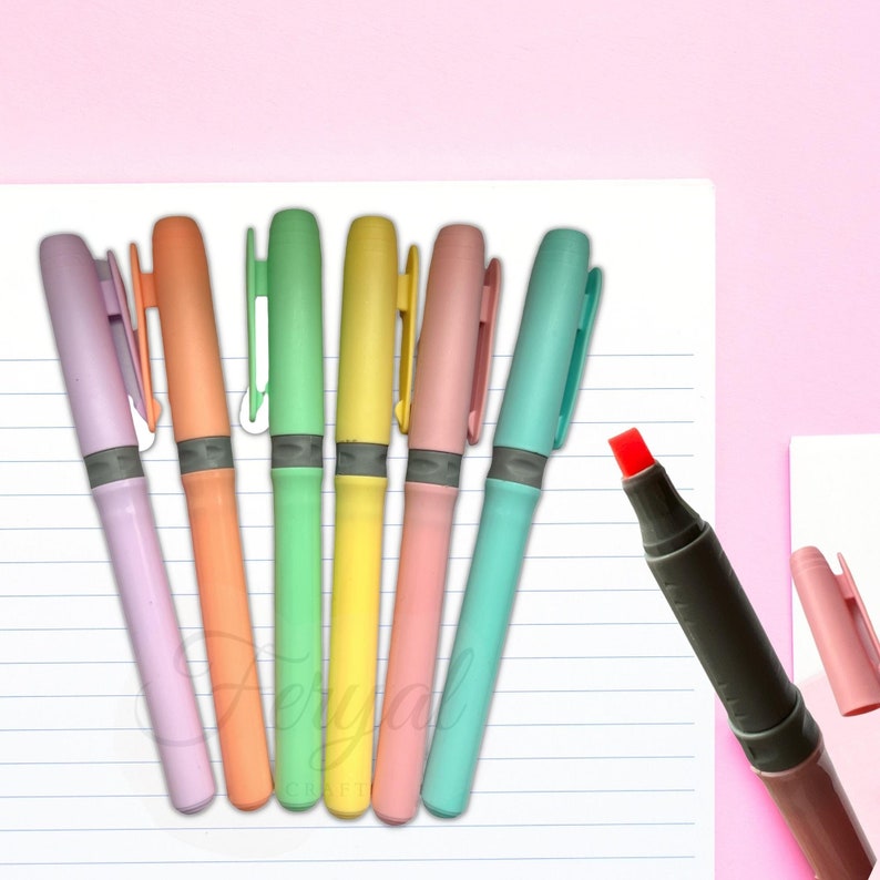 K&ouml;nnte beinhalten: Eine Sammlung pastellfarbener Textmarker in Lavendel, Pfirsich, Mintgr&uuml;n, Gelb, Rosa und T&uuml;rkis. Jeder Textmarker hat eine passende Kappe und ein graues Band. Ein Textmarker ist ge&ouml;ffnet und zeigt eine rote Spitze. Die Textmarker liegen auf liniertem Papier.