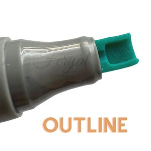 K&ouml;nnte beinhalten: Nahaufnahme eines grauen Markers mit einer rechteckigen, teal-farbenen Spitze. Das Wort "OUTLINE" wird in orangefarbenen Blockbuchstaben am unteren Rand des Bildes angezeigt. Der Marker tr&auml;gt den Text "Feryal Craft" auf der Seite.