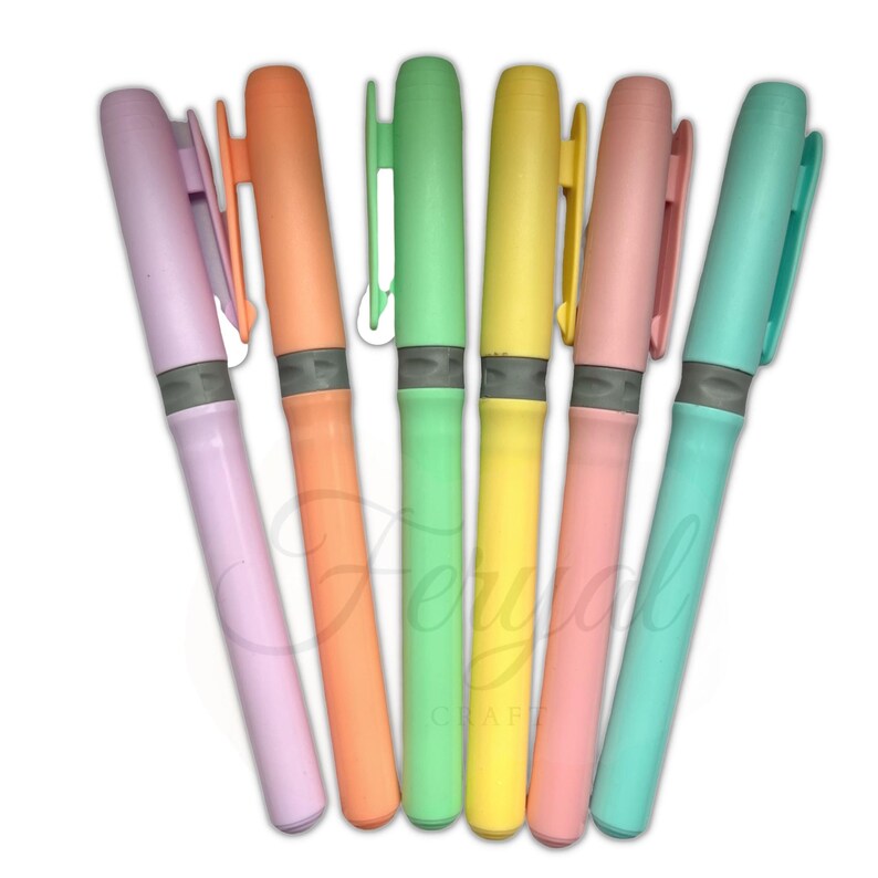 K&ouml;nnte beinhalten: Eine Sammlung von sechs pastellfarbenen Stiften. Die Stifte sind diagonal angeordnet und zeigen eine Reihe von Farben, darunter Lavendel, Pfirsich, Mintgr&uuml;n, Gelb, Rosa und T&uuml;rkis. Jeder Stift hat einen passenden Clip und ein graues Band in der Mitte.
