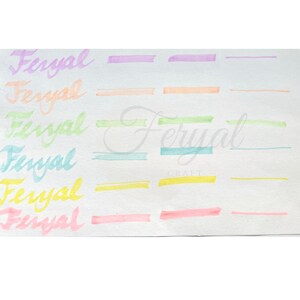 K&ouml;nnte beinhalten: Ein Aquarellkunstwerk mit dem Wort "Feryal" in verschiedenen Pastellfarben, darunter Lila, Orange, Gr&uuml;n, Blau, Gelb und Rosa. Jedes Wort wird von einer passenden Farbprobe begleitet, die die Farbpalette zeigt.