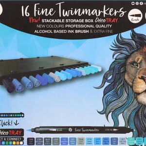 Op de afbeelding: Een zwarte opbergdoos met 16 fijne twinmarkers in blauwe, turquoise en grijze tinten. De markers zijn gelabeld met kleurnamen en -nummers. De tekst op de doos luidt "16 Fine Twinmarkers" en "New! Stackable Storage Box Déco TRAY."