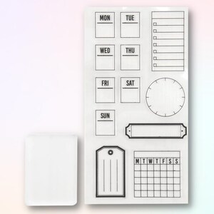 Op de afbeelding: Een heldere stempelset met zwarte inktontwerpen. De set bevat stempels voor dagen van de week, een takenlijst, een wijzerplaat, een label, een tag en een kalender. Een helder, rechthoekig blok is inbegrepen.