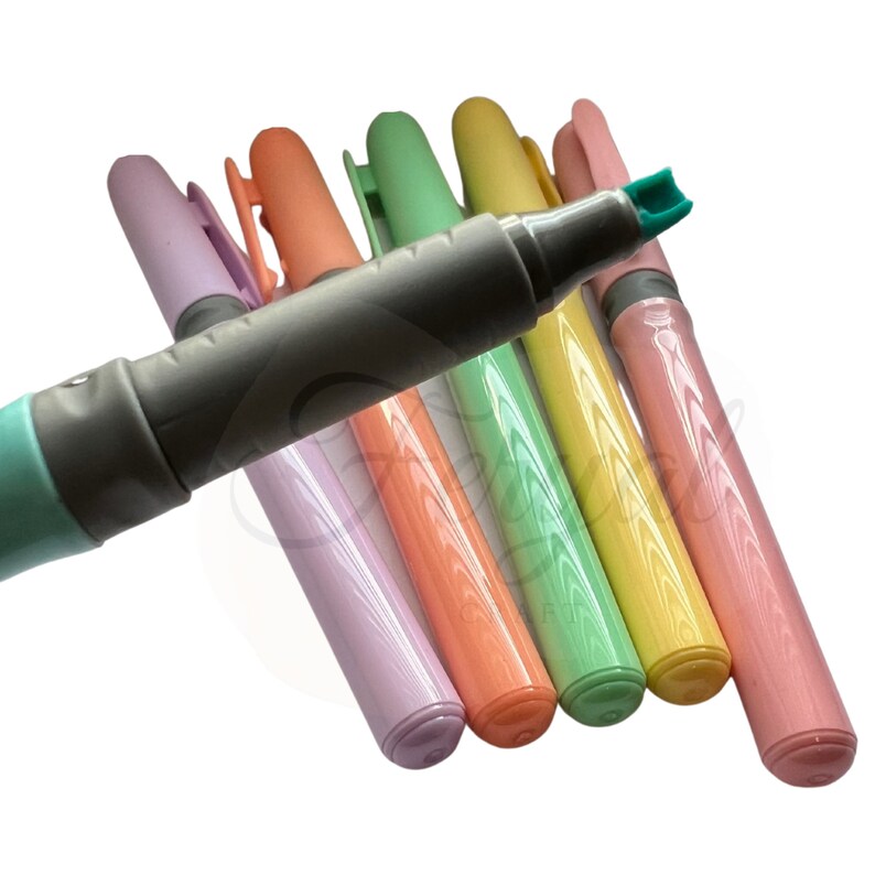K&ouml;nnte beinhalten: Eine Auswahl an pastellfarbenen Textmarkern in den Farben Lavendel, Pfirsich, Gr&uuml;n, Gelb und Rosa. Die Textmarker-Spitzen sind gr&uuml;n, und die Stiftk&ouml;rper haben eine Holzmaserung. Ideal zum Markieren von Text.