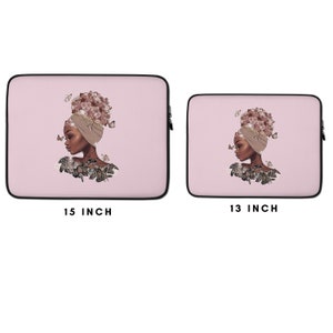 Op de afbeelding: Twee laptoptassen, 15 inch en 13 inch, met een portret van een vrouw met een bloemenhoofddeksel en vlinders. De hoezen hebben een roze achtergrond en zwarte rand. Het portret is in bruine en beige tinten.