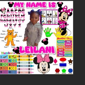 Puede incluir: Un póster educativo colorido con una niña joven con el nombre "Leilani" escrito en letras rosas. El póster incluye el alfabeto, los números del 1 al 10, partes del cuerpo, meses del año y formas. Mickey Mouse y Minnie Mouse también aparecen en el póster.