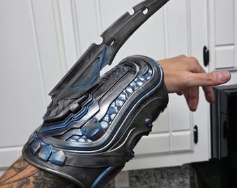 Predator Gauntlet with Blades - High Quality