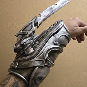 Predator Gauntlet with Blades - High Quality