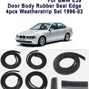 Op de afbeelding: Een witte BMW E39 sedan wordt getoond boven een set zwarte rubberen deurdichtingen en weerstrips. De tekst bovenaan luidt "For BMW E39 Door Body Rubber Seal Edge 4pcs Weatherstrip Set 1996-03".