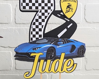 Décoration de gâteau Lamborghini personnalisée avec nom et âge, thème voiture de course, pour une fête d'anniversaire de garçon sur le thème des supercars.