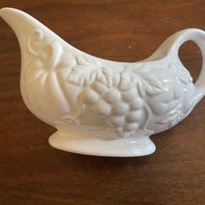 White Ceramic Pumpkin Grape Gravy Boat, Vintage Fall Harvest Gravy Boat, Turkey Thanksgiving Gravy Boat, Unique Gravy Boat,