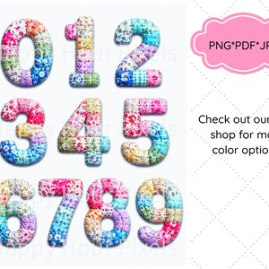 Puede incluir: Un conjunto de n&uacute;meros del cero al nueve, cada uno elaborado con un dise&ntilde;o de tela floral de patchwork colorido. Los d&iacute;gitos est&aacute;n dispuestos en tres filas sobre un fondo blanco. Una etiqueta rosa muestra el texto PNG*PDF*JPG, y un texto adicional dice Check out our Etsy shop for more color options.