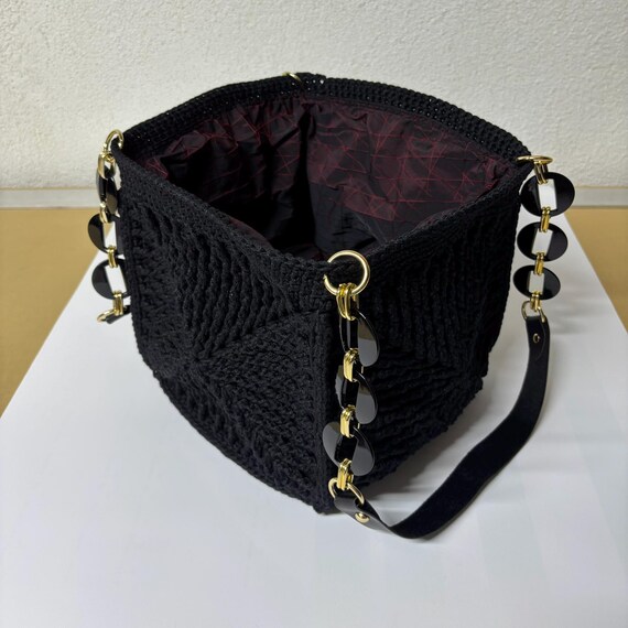 ハンドメイドの黒かぎ針編みショルダーバッグ：ゴールドチェーン付き
