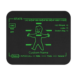 Puede incluir: Un tapete de ratón verde y negro con una hoja de estadísticas de personaje del videojuego Fallout. El tapete de ratón presenta un personaje verde con un contorno verde, el texto "STATS", "LVL 50", "HP 300/300", "AP 99/99", "XP 10957/11322", "(10) Stimpak A)", "Limbs X)", "Doctor's Bag Y)", "Custom Name", "Status", "S.P.E.C.I.A.L.", "Skills", "Perks" y "General".