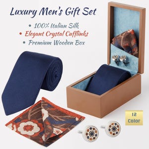 Luxe cadeauset voor heren: 100% Italiaanse zijden stropdas, pochet en elegante kristallen manchetknopen in premium houten of kartonnen doos