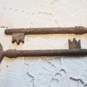 Rusty metal Keys Set of 2 rustic decor old keys Skeleton Keys vintage key steampunk craft supplies rusty metal rustic iron keys Home decor image 7