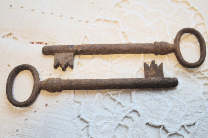 Rusty metal Keys Set of 2 rustic decor old keys Skeleton Keys vintage key steampunk craft supplies rusty metal rustic iron keys Home decor image 7