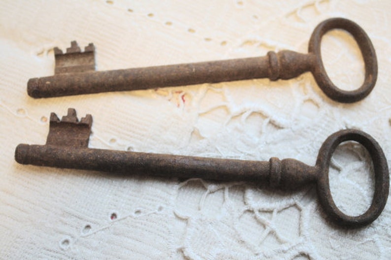 Rusty metal Keys Set of 2 rustic decor old keys Skeleton Keys vintage key steampunk craft supplies rusty metal rustic iron keys Home decor image 6