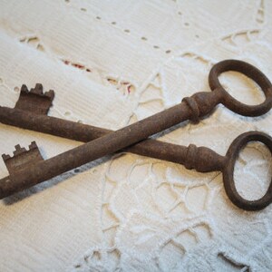 Rusty metal Keys Set of 2 rustic decor old keys Skeleton Keys vintage key steampunk craft supplies rusty metal rustic iron keys Home decor image 5