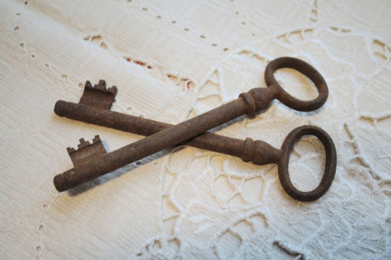 Rusty metal Keys Set of 2 rustic decor old keys Skeleton Keys vintage key steampunk craft supplies rusty metal rustic iron keys Home decor image 5