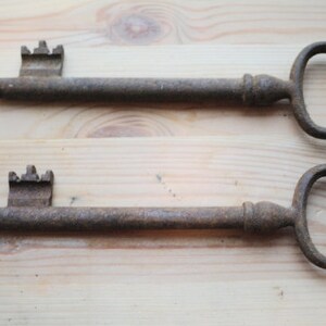 Rusty metal Keys Set of 2 rustic decor old keys Skeleton Keys vintage key steampunk craft supplies rusty metal rustic iron keys Home decor image 3