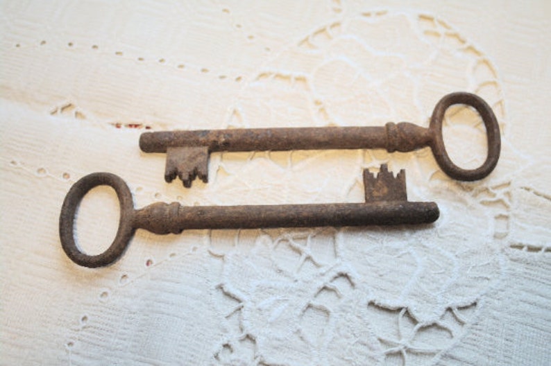 Rusty metal Keys Set of 2 rustic decor old keys Skeleton Keys image 1