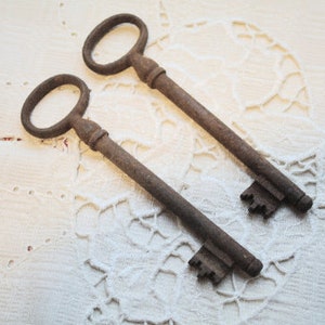 Rusty metal Keys Set of 2 rustic decor old keys Skeleton Keys vintage key steampunk craft supplies rusty metal rustic iron keys Home decor image 2