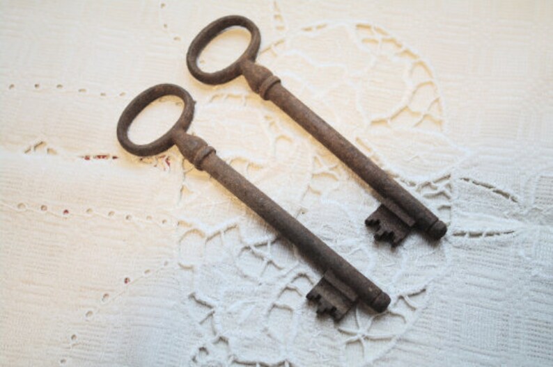 Rusty metal Keys Set of 2 rustic decor old keys Skeleton Keys vintage key steampunk craft supplies rusty metal rustic iron keys Home decor image 2