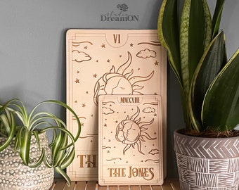 Carta de Tarot Personalizada - Signo del Nombre de la Familia de los Enamorados - Decoración Espiritual de Tarot de Brujería con Sol y Luna - Regalo de Boda o Aniversario