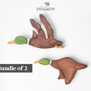 K&ouml;nnte beinhalten: Set mit 2 Holz-Stockenten-Wanddekorationen. Die Enten sind braun lackiert mit gr&uuml;nen K&ouml;pfen und wei&szlig;en Akzenten. Die Enten sind im Flug.