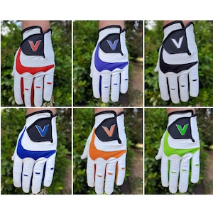 Puede incluir: Seis guantes de golf blancos con diferentes acentos de color. Los guantes tienen un logotipo V en la parte posterior de la mano. Los colores son rojo, azul, naranja, verde, negro y blanco.