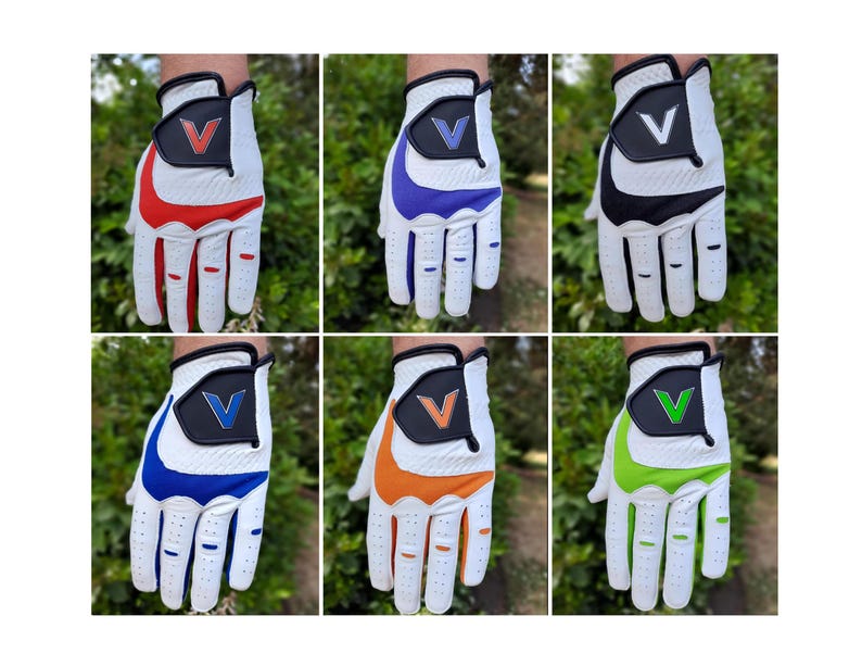 Op de afbeelding: Zes witte golfhandschoenen met verschillende gekleurde accenten. De handschoenen hebben een V-logo op de achterkant van de hand. De kleuren zijn rood, blauw, zwart, oranje, groen en lichtblauw.