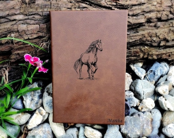 Diario personalizado sobre caballos / Cubierta única de polipiel con páginas rayadas. Regalo para amantes de los caballos.