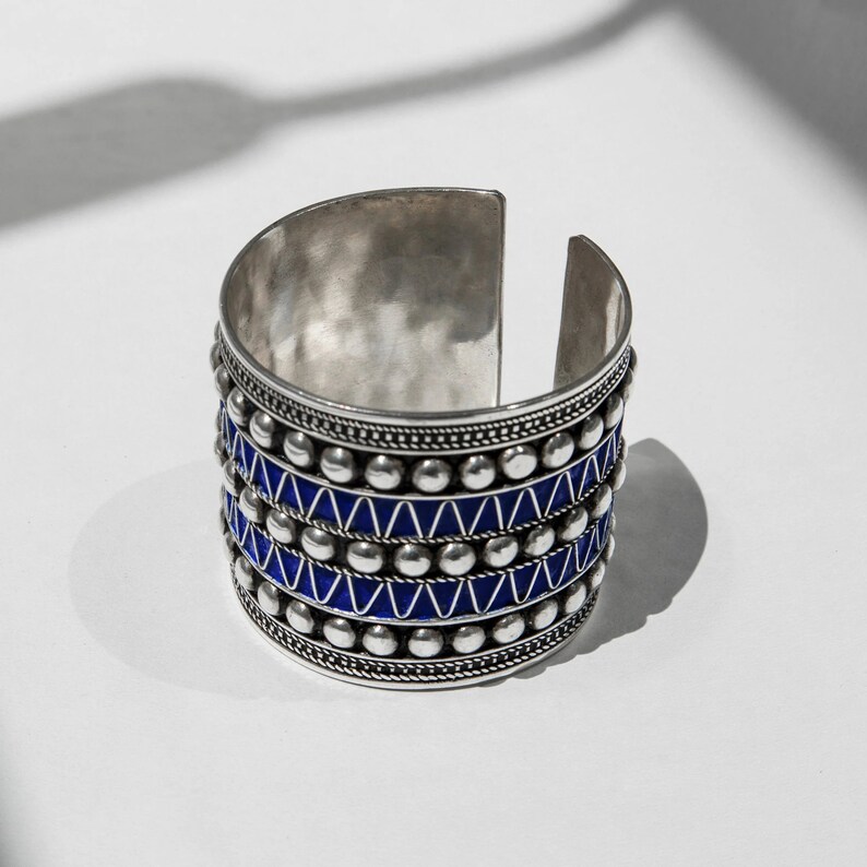 Cultural infusion: Inspired by Amazigh tattoos, the intricate patterns on this cuff bracelet fuse traditional Amazigh artistry with contemporary jewelry design, creating a unique blend of cultural infusion.