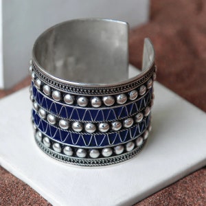 Striking elegance: The deep blue studs of this cuff bracelet, reminiscent of the captivating Atlantic Ocean, add a touch of sophistication and alluring elegance to any ensemble.