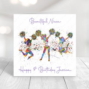 Peut inclure: Une carte d'anniversaire avec une illustration aquarelle de trois pom-pom girls avec des pompons. La carte dit "Belle Nièce" et "Joyeux 9ème Anniversaire Jessica".