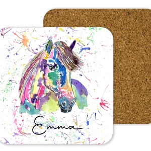 Puede incluir: Una pintura acuarela colorida de la cabeza de un caballo con un fondo blanco y salpicaduras de pintura de colores. El nombre "Emma" est&aacute; escrito en cursiva en la parte inferior de la imagen.