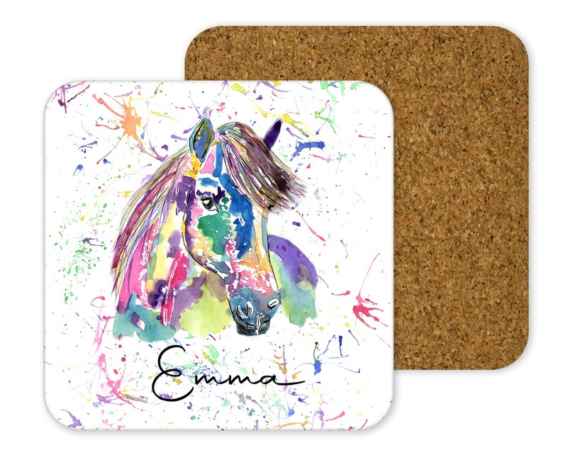 Puede incluir: Una pintura acuarela colorida de la cabeza de un caballo con un fondo blanco y salpicaduras de pintura de colores. El nombre "Emma" est&aacute; escrito en cursiva en la parte inferior de la imagen.