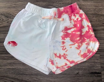 Gespleten rode short met staande buffelband