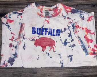Rode tie-dye T-shirt Buffalo NY staand buffel