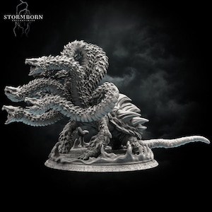 Könnte beinhalten: Eine detaillierte, graue Miniatur-Skulptur einer mehrköpfigen, hydra-ähnlichen Kreatur. Die Skulptur zeigt mehrere schlangenartige Köpfe, einen schildkrötenartigen Körper und einen langen Schwanz. Der Sockel hat eine wasserähnliche Textur, und das Logo "STORMBORN COLLECTIBLES" ist sichtbar.