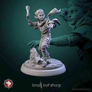 Può includere: Statuetta grigia dettagliata di un giovane elfo che tiene una torcia, con un mantello fluente e un'armatura intricata. La base presenta il testo "Small but sharp" e un logo. La statuetta è su una base rotonda.