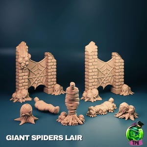 Könnte beinhalten: Eine Sammlung beigefarbener Miniatur-Fantasy-Geländestücke. Das Set enthält zwei Backstein-Torwege mit Spinnweben, mehrere kokonartige Figuren und spinnenartige Kreaturen. Der Text "GIANT SPIDERS LAIR" befindet sich am unteren Rand des Bildes.