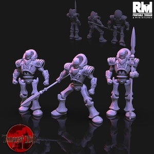 Könnte beinhalten: Drei graue, detaillierte, aus Kunststoff gefertigte Miniaturroboterfiguren mit Schwertern und Speeren. Die Figuren sind in einer dynamischen Pose aufgestellt, bereit für den Kampf. Die Figuren sind Teil eines Brettspiels oder Rollenspiels.