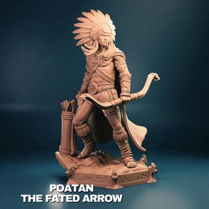 Op de afbeelding: Een bruin geverfd beeldje van een indiaanse krijger met een verenhoed, die een boog en pijl vasthoudt. Het beeldje staat op een stenen voet met de woorden "POATAN THE FATED ARROW" erop gegraveerd.