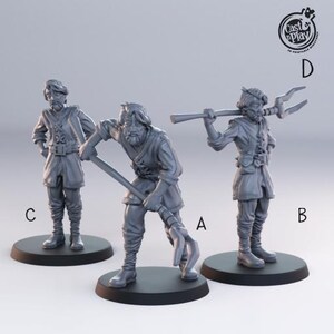 Könnte beinhalten: Drei graue Miniaturfiguren mittelalterlicher Charaktere auf schwarzen Sockeln. Eine Figur hält eine Mistgabel, eine andere steht mit den Händen in den Hüften und die dritte trägt ein Werkzeug über der Schulter. Die Figuren sind detailliert mit Kleidung und Gesichtszügen.