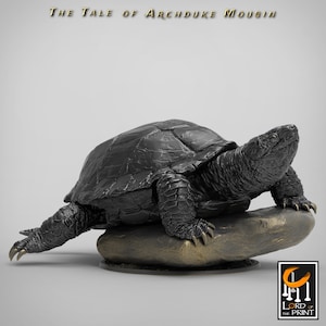 Può includere: Una scultura dettagliata, grigio scuro, di una tartaruga appoggiata su una pietra. La tartaruga ha un guscio strutturato e dettagli precisi. Il testo "The Tale of Archduke Mousin" è in alto. Il logo Lord of the Print è in basso a destra.