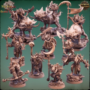 Könnte beinhalten: Ein Set mit 10 unbemalten Miniaturfiguren von monströsen Kreaturen, darunter ein gehörntes Tier, ein Krieger mit einem Schwert und eine Kreatur mit einem Stab. Die Miniaturen sind aus hellbraunem Kunststoff gefertigt und für Tabletop-Spiele konzipiert.